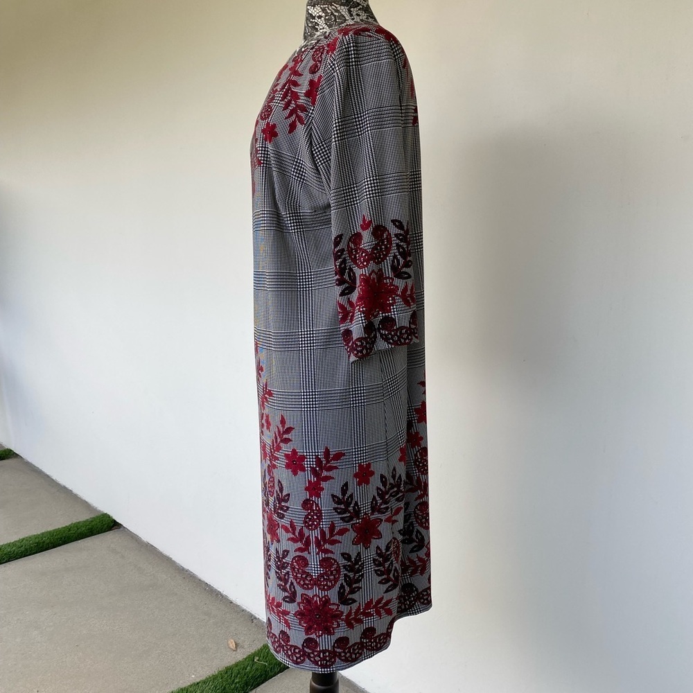 Elegant Black and White dress with Red Floral Pattern size 1X - Picture 3 of 3